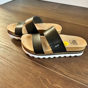 Like new ! Reef Women's Black and Tan Slide Sandals